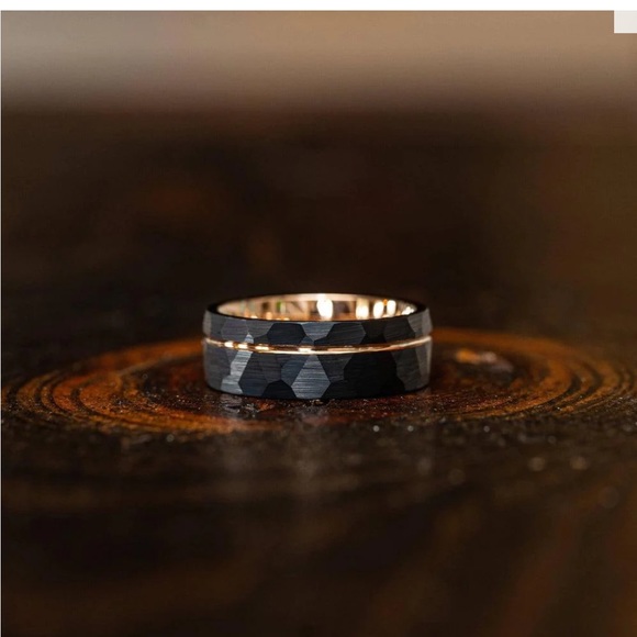 "ZEUS" HAMMERED TUNGSTEN CARBIDE RING- BLACK W/ ROSE GOLD STRIP- 6mm size 10.5 - Picture 3 of 3